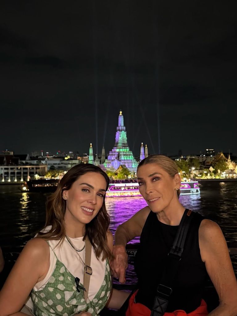 Jacky Bracamontes y su mamá en Tailandia.