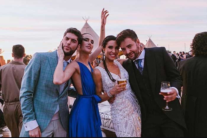 Pilar Rubio junto a sus invitados 