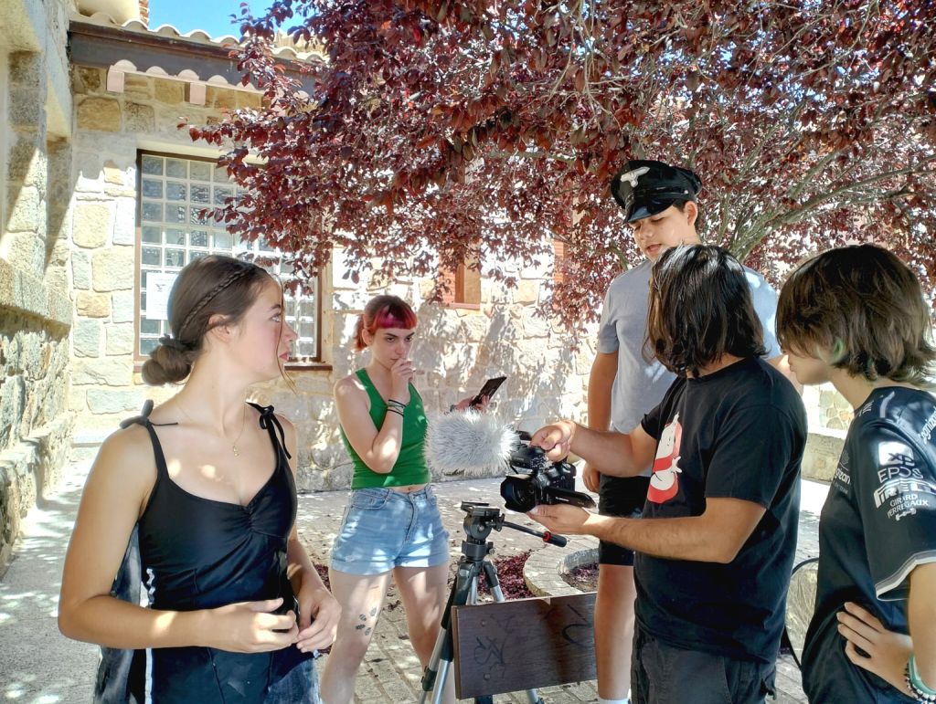 Chicos en un campamento de artes escénicas
