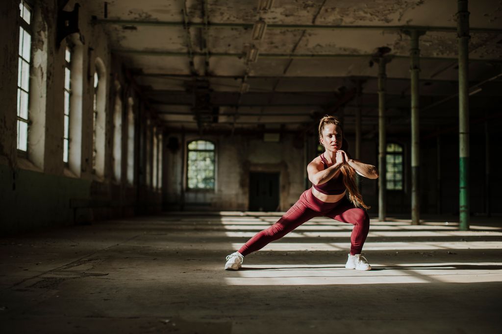 Mujer haciendo una zancada lateral
