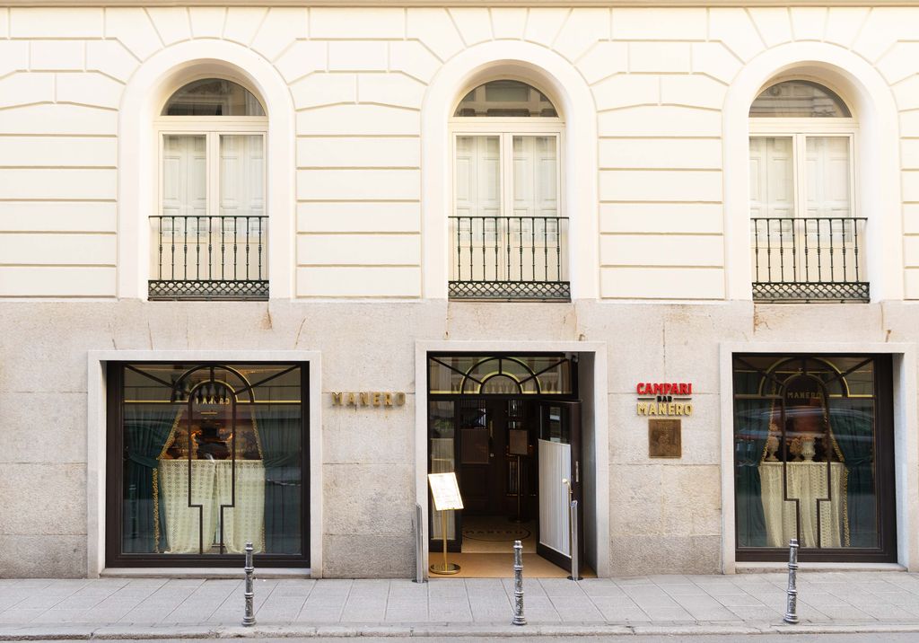 El flagship de Manero en Marqués de Cubas ha revolucionado el concepto de multi-espacio en la restauración con su propuesta de Bar boutique, restaurante Bistró con barra de caviar y Club de copas.