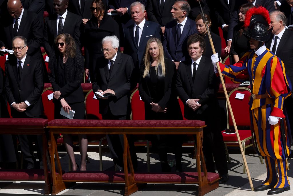 (De izquierda a derecha) El presidente italiano Sergio Mattarella, la secretaria general de la presidencia de Argentina Karina Milei y el presidente de Argentina Javier Milei asisten al funeral del Papa Francisco en la Plaza de San Pedro el 26 de abril de 2025 en la Ciudad del Vaticano.