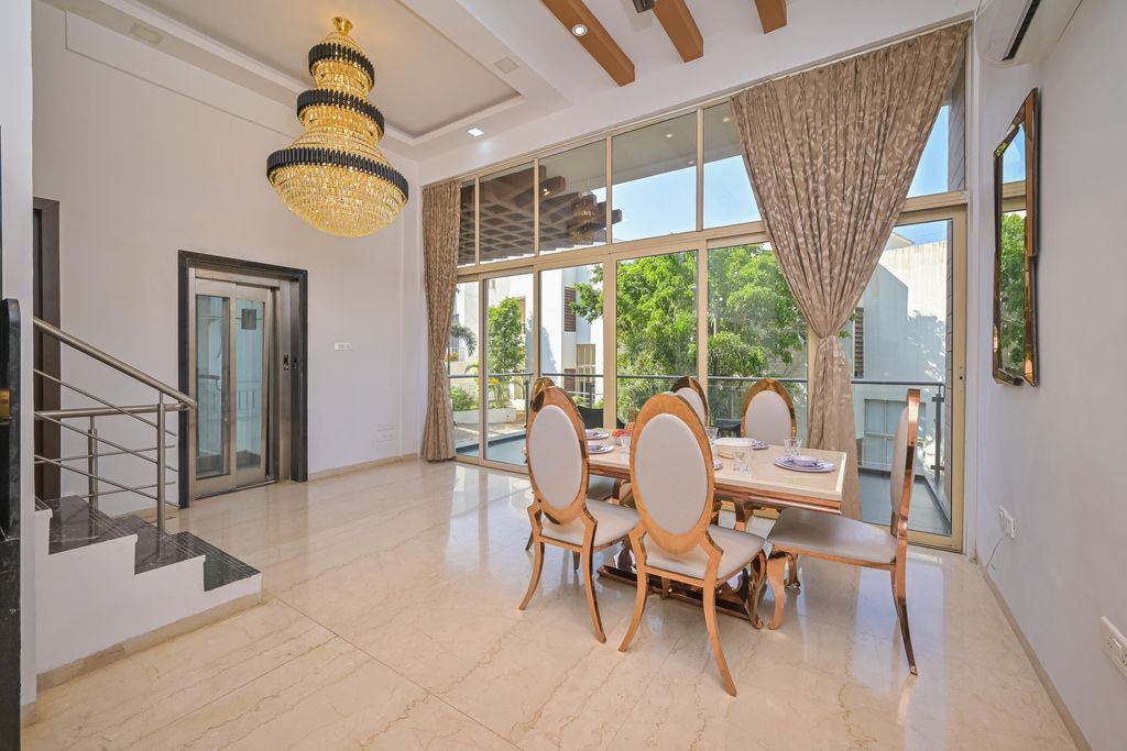 Acceso a la planta superior con un ascensor integrado en la vivienda