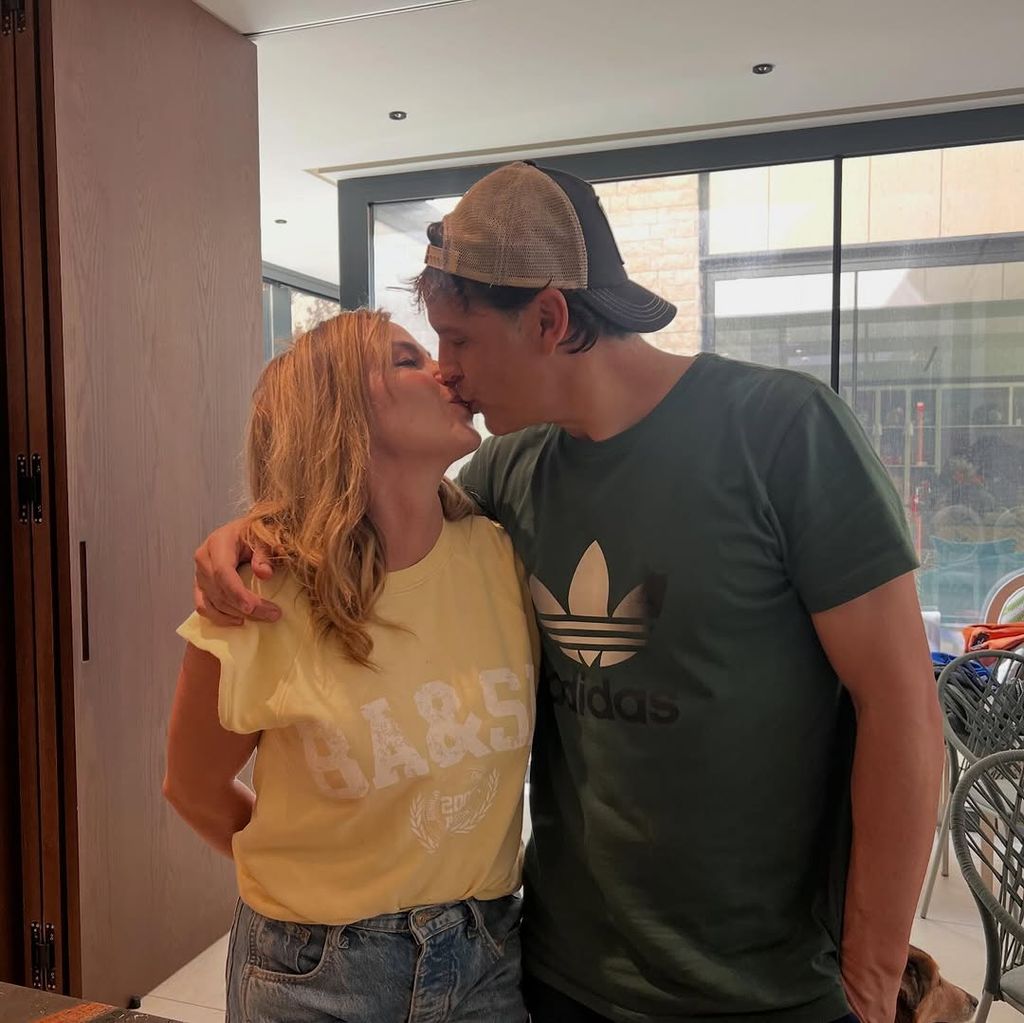 El apasionado beso del matrimonio