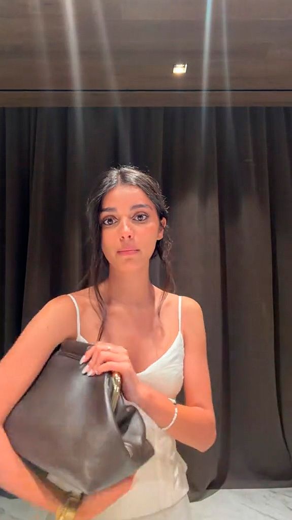 Inés García con bolso marrón de Mango
