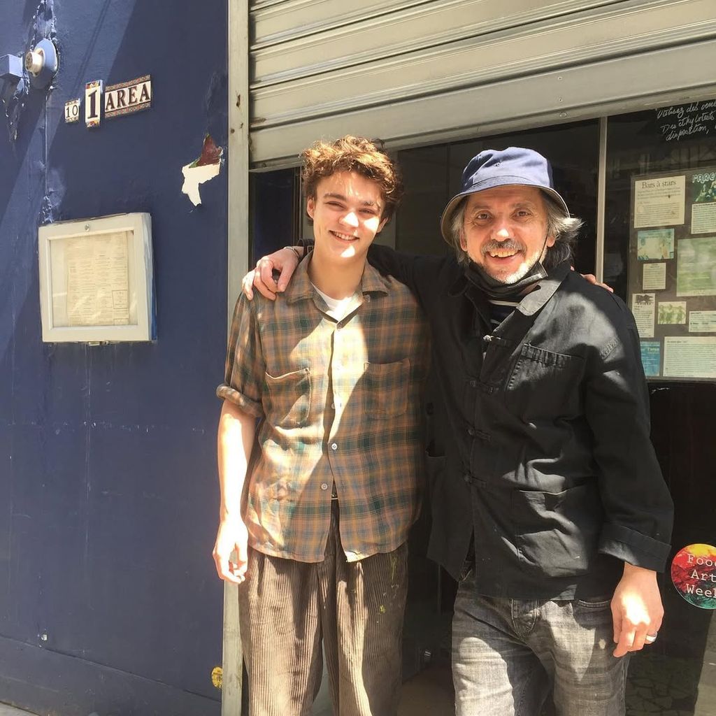 Jack Depp con el propietario del local