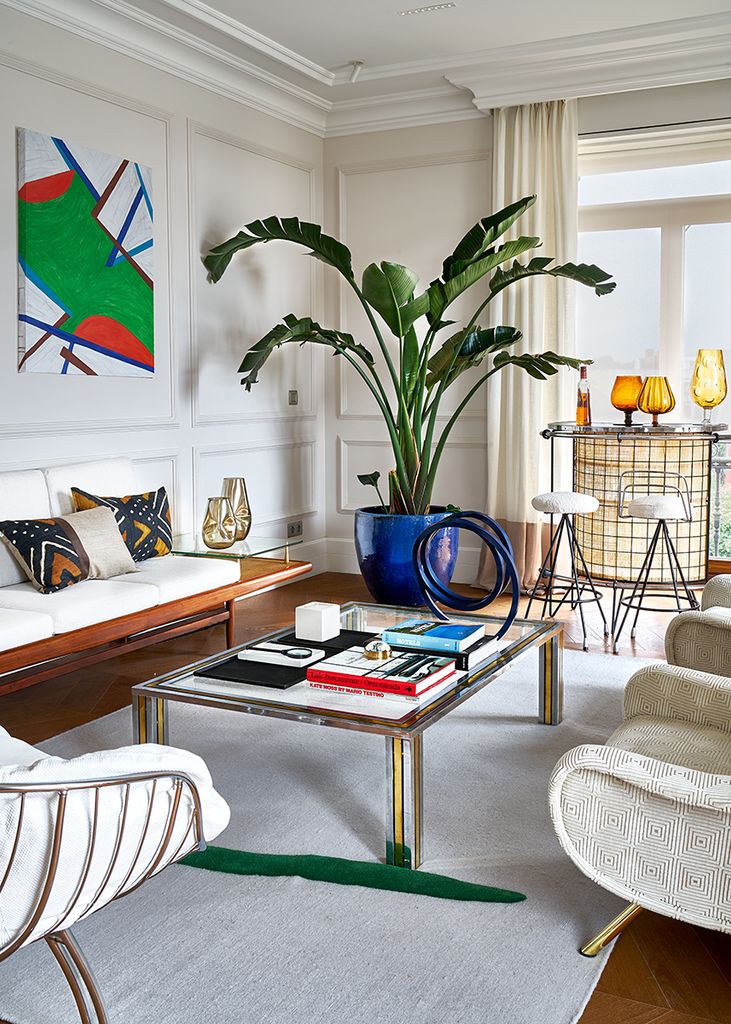 Salón con un rincón con barra de bar