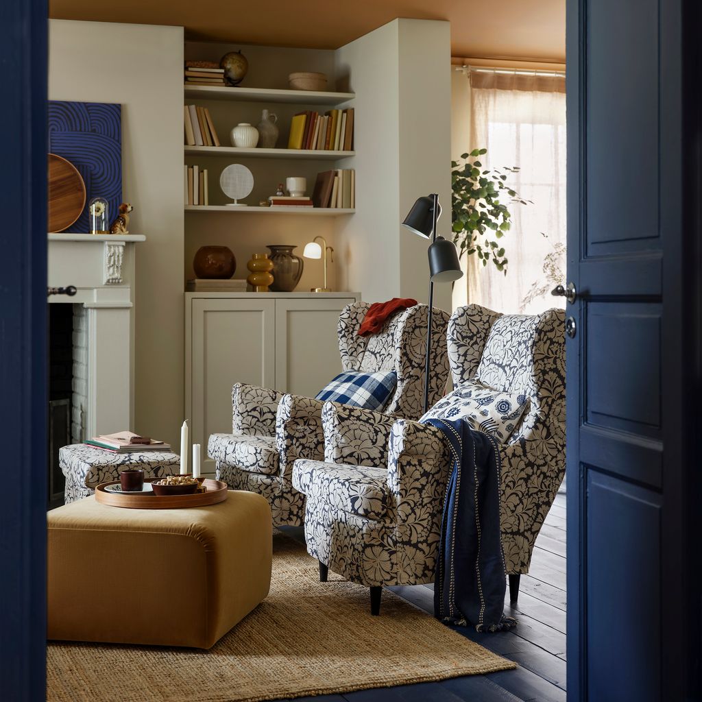 Sillones azules con cojines y plaid del mismo color