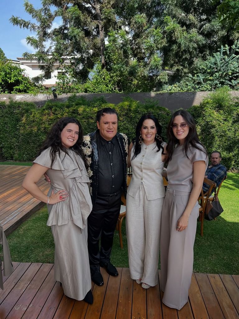 Además de talento, América y sus hijas derrocharon estilo con atuendos del mismo color.