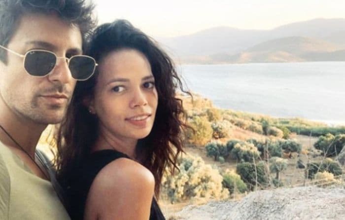 Birand Tunca ('Erkenci kus') con su pareja, la modelo Káren Moura