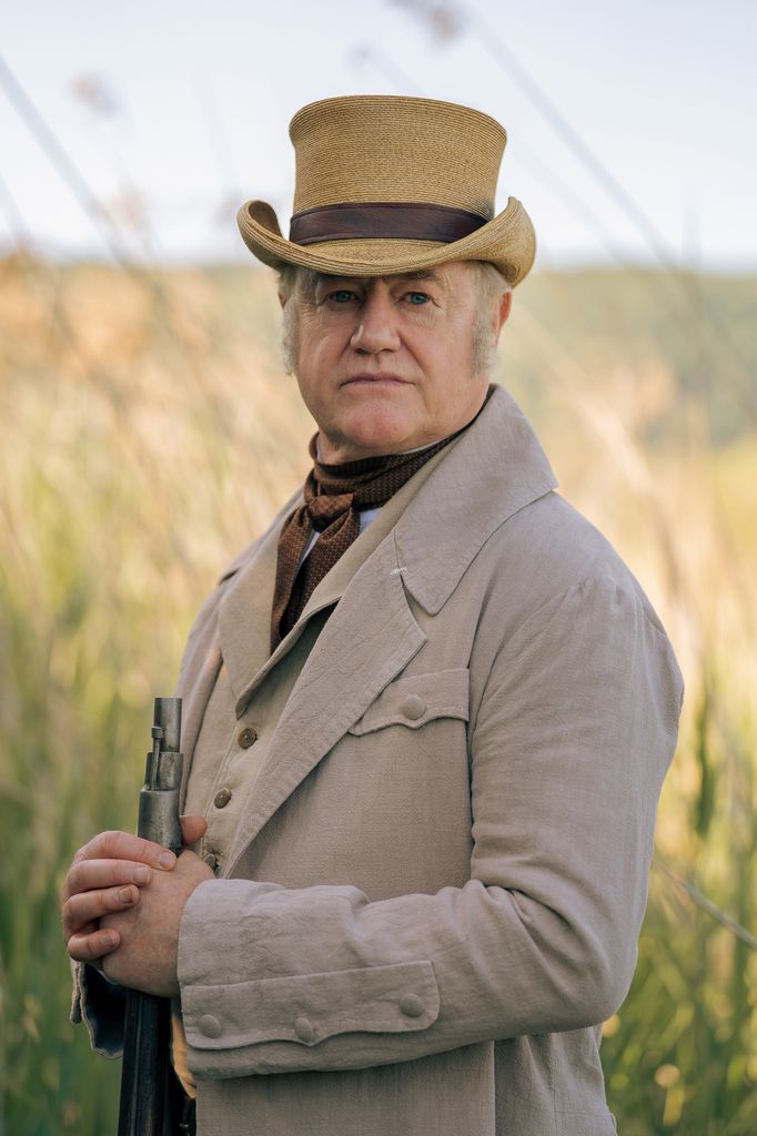 Lord Guillonk (Owen Teale) es el cónsul británico en Labuán, un hombre poderoso que solo tiene una debilidad: su hija Marianna