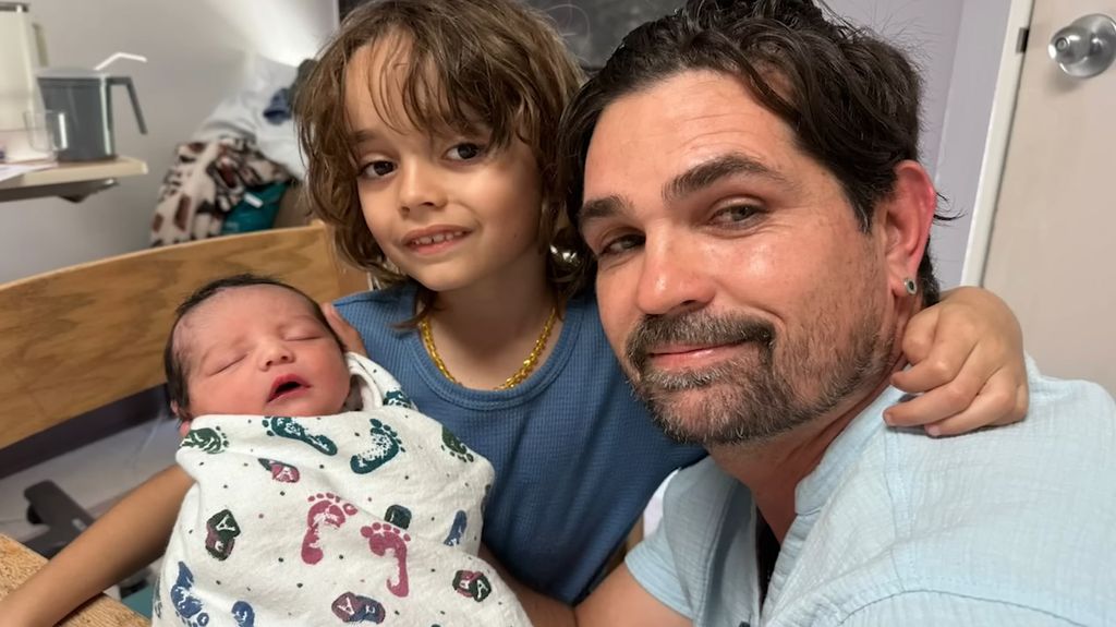 Ferdinando Valencia junto a sus dos hijos
