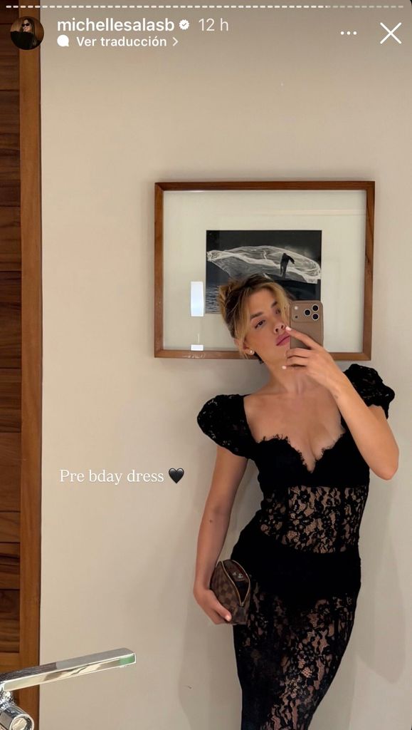 Michelle Salas con un espectacular vestido negro de encaje de Revolve.