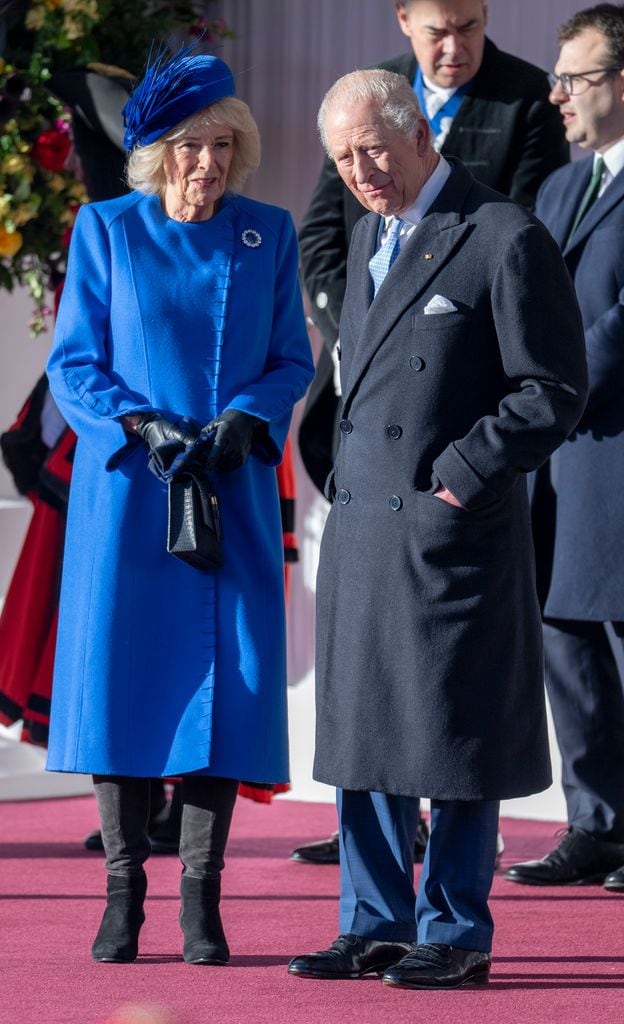 El rey Carlos III con la reina Camilla en la ceremonia de bienvenida para el presidente alemán en el Castillo de Windsor.