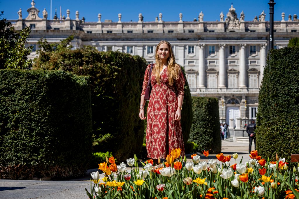 Princesa Amalia de los Países Bajos en la inauguración de un jardín de tulipanes en su honor en Madrid, España