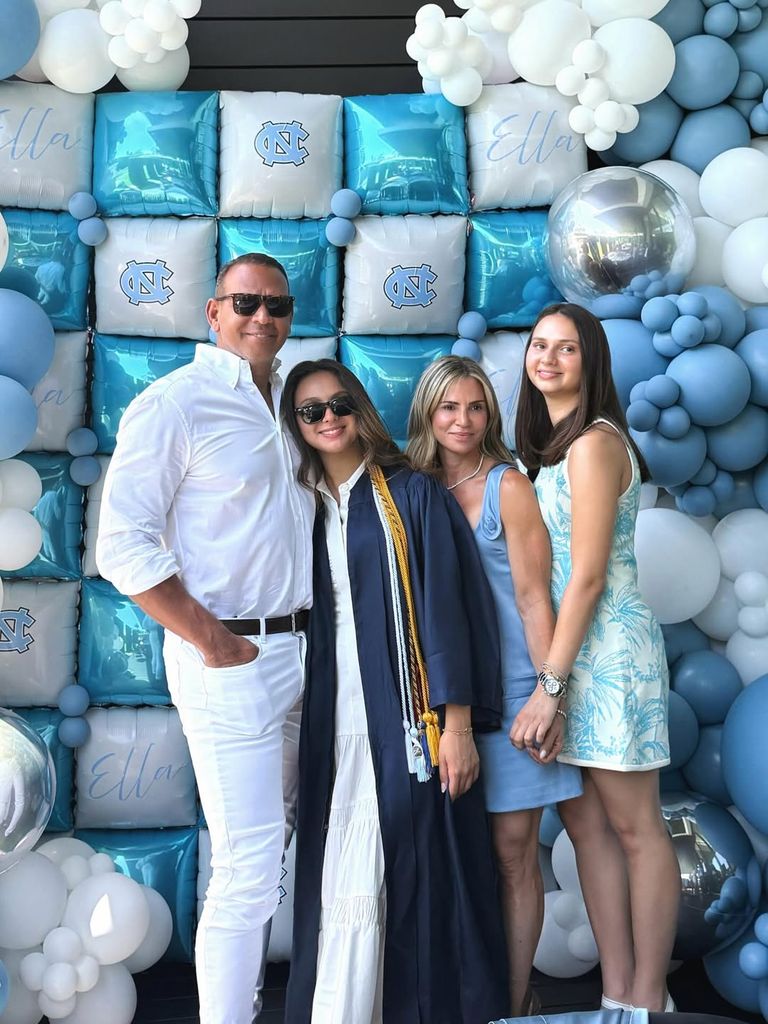 Alex rodriguez celebró la graduación de su hija Ella junto a su ex, Cynthia Scurtis, y su primogénita, Natasha