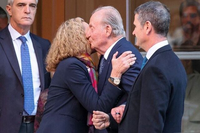 Padre e hija se despiden con dos besos después de la celebración