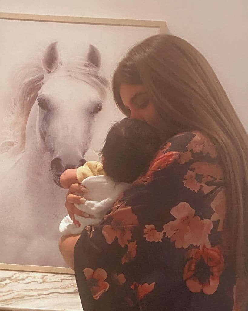 La jequesa de Dubái con su niña