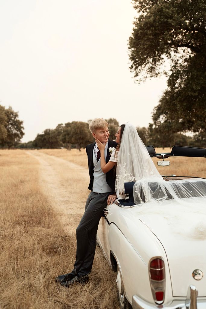velo de novia hecho en un telar de 200 años y coche clásico de boda