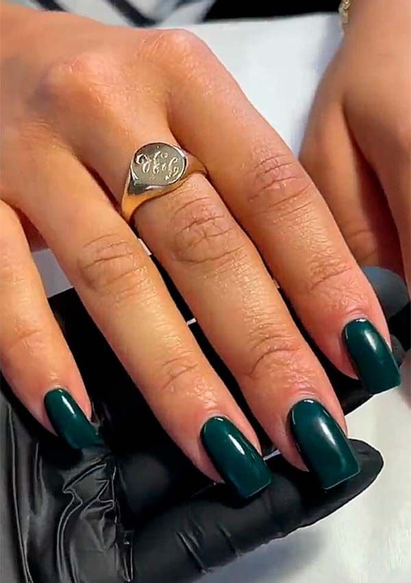 Zendaya llevando un anillo con las iniciales de Tom Holland