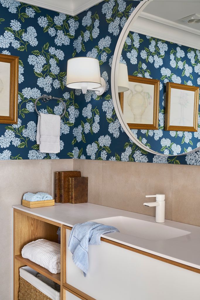Baño moderno con grifería blanca.                