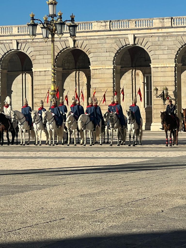 Todo listo para la llegada de la Familia Real, homenajeados, autoridades e invitados