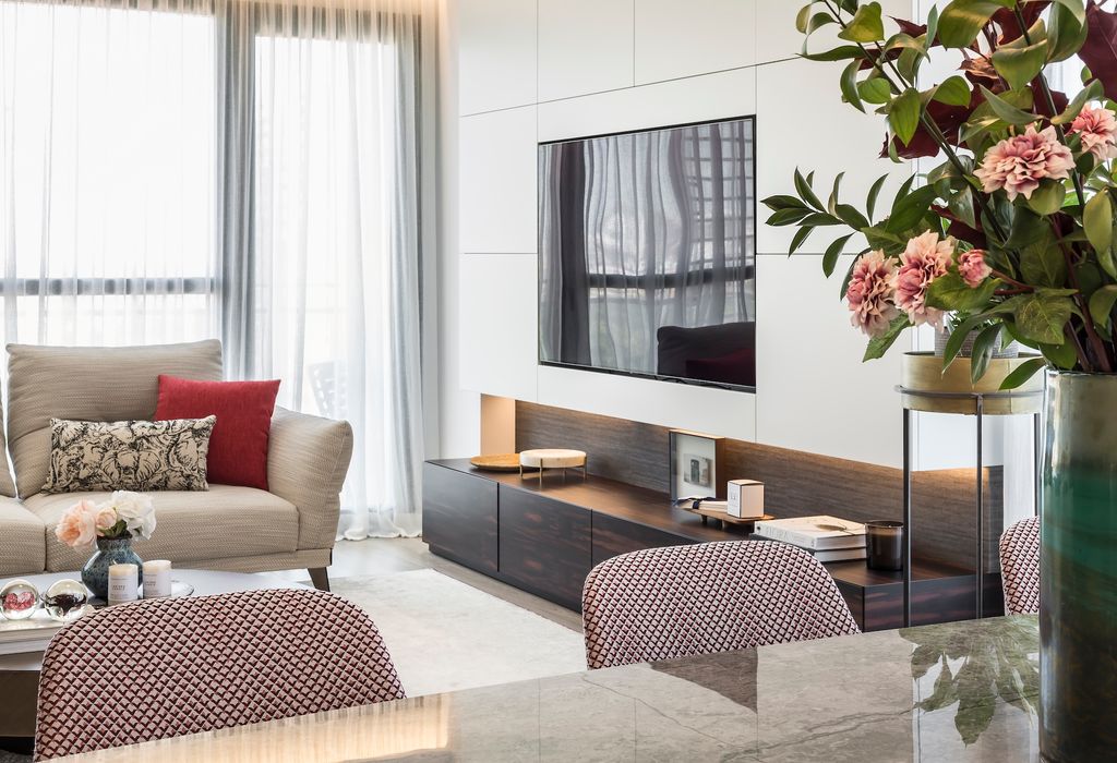 Salón con mueble a medida moderno. 