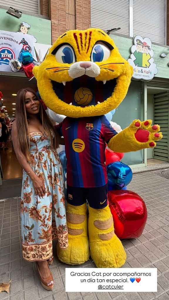 Cat, la mascota del Barcelona, invitado especial del cumpleaños de Keyne
