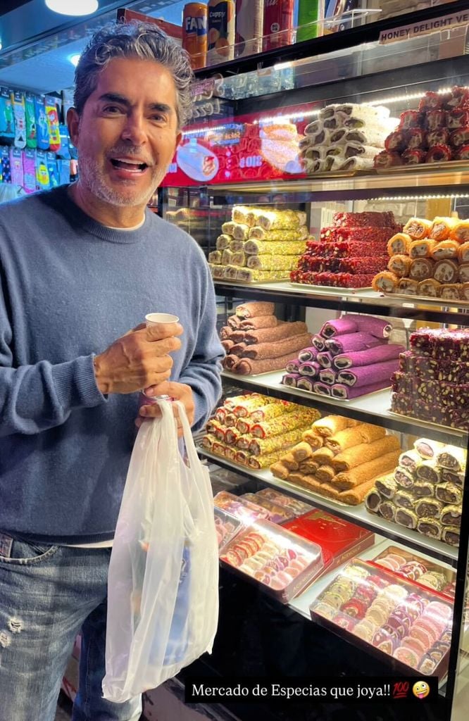 Raúl Araiza en el mercado de especias en Turquía