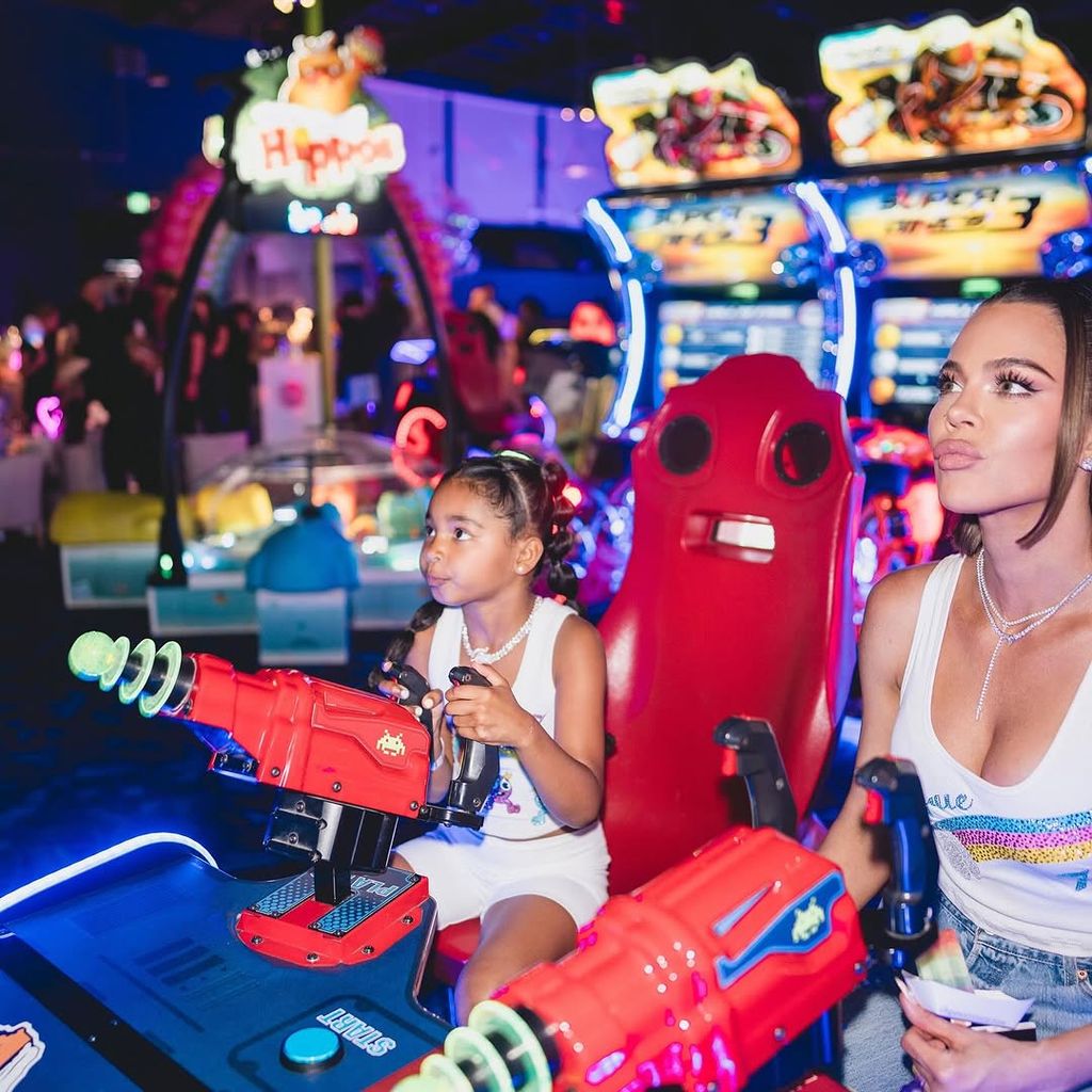 Khloé Kardashian estuvo muy contenta jugando junto a su hija True 