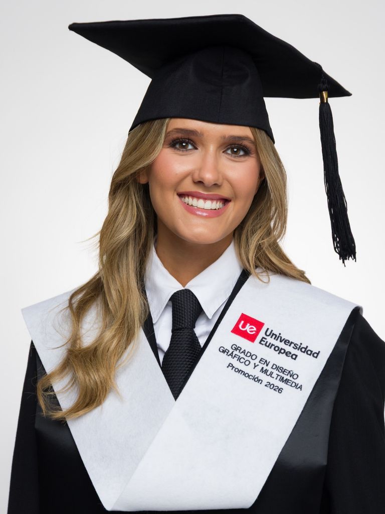 Lucía Serrano en el día de su graduación