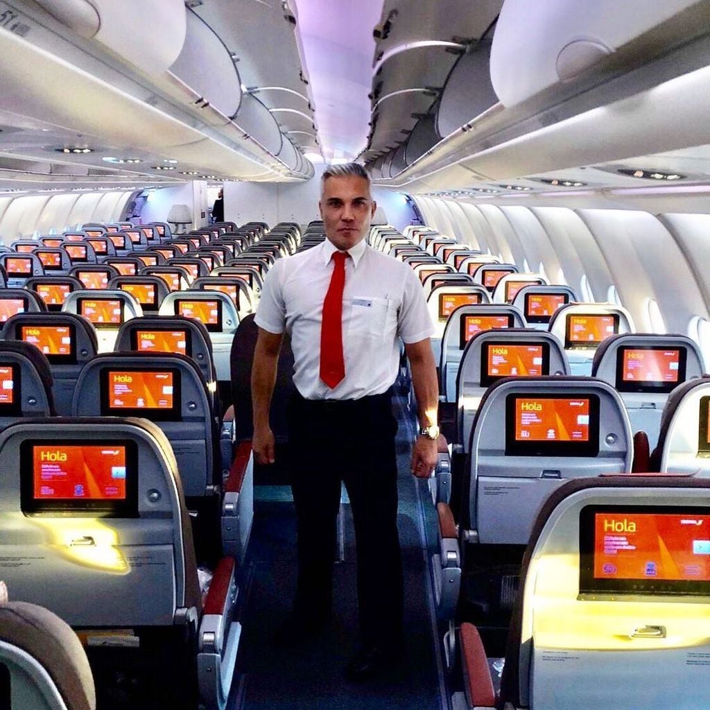 Andres Burguera Pajares en un avión como auxiliar de vuelo