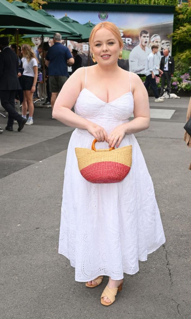 nicola coughlan en un vestido blanco veraniego