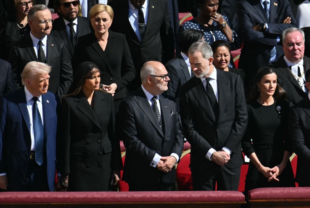 Rey Felipe y reina Letizia en el funerla del Papa Francisco en el mismo banco que Donald Trump y Melania Trump