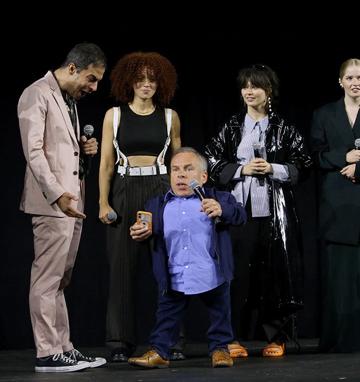En la presentación de la serie Warwick Davis fue la estrella, pues era el rostro más esperado de la serie.