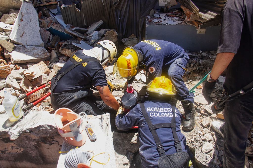 Las autoridades han declarado el estado de emergencia mientras los equipos de búsqueda continúan buscando supervivientes