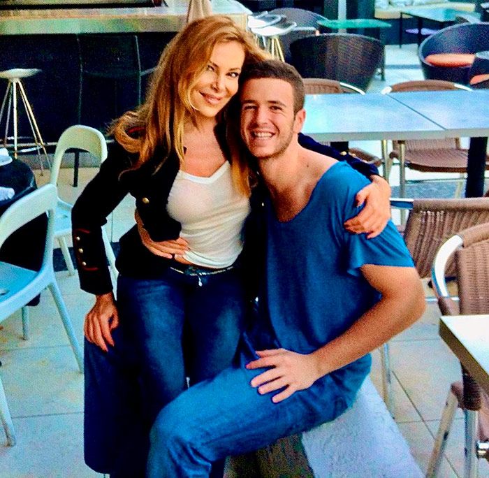 Ana Obregon y su hijo Aless, que falleció en mayo de 2020