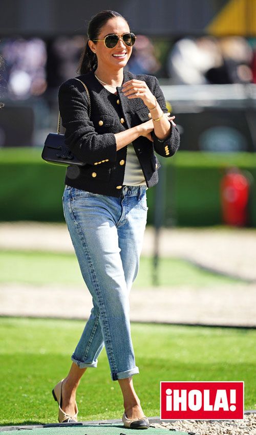 Meghan Markle con vaqueros, chaqueta de tweed y bailarinas bicolor