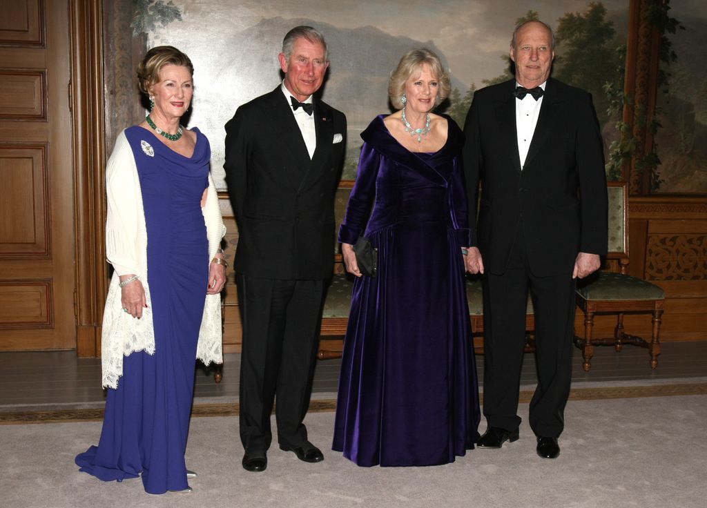 La reina Sonja de Noruega, el entonces príncipe Carlos y su esposa Camilla, con el rey Harald V durante una cena oficial en el Palacio Real de Noruega, en Oslo, en marzo de 2012.