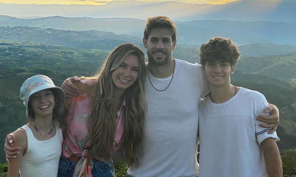 Elizabeth Gutiérrez y William Levy con sus hijos