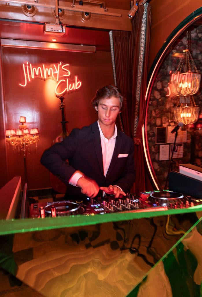 El dj de la velada.