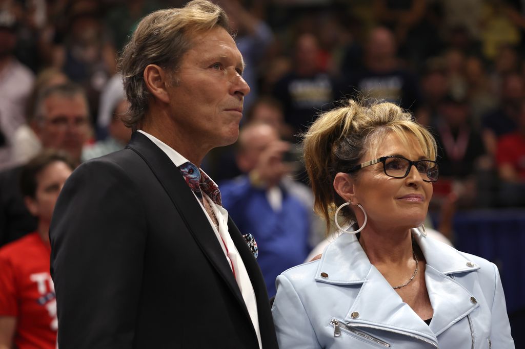 Sarah Palin junto a Ron Duguay en una imagen de 2022