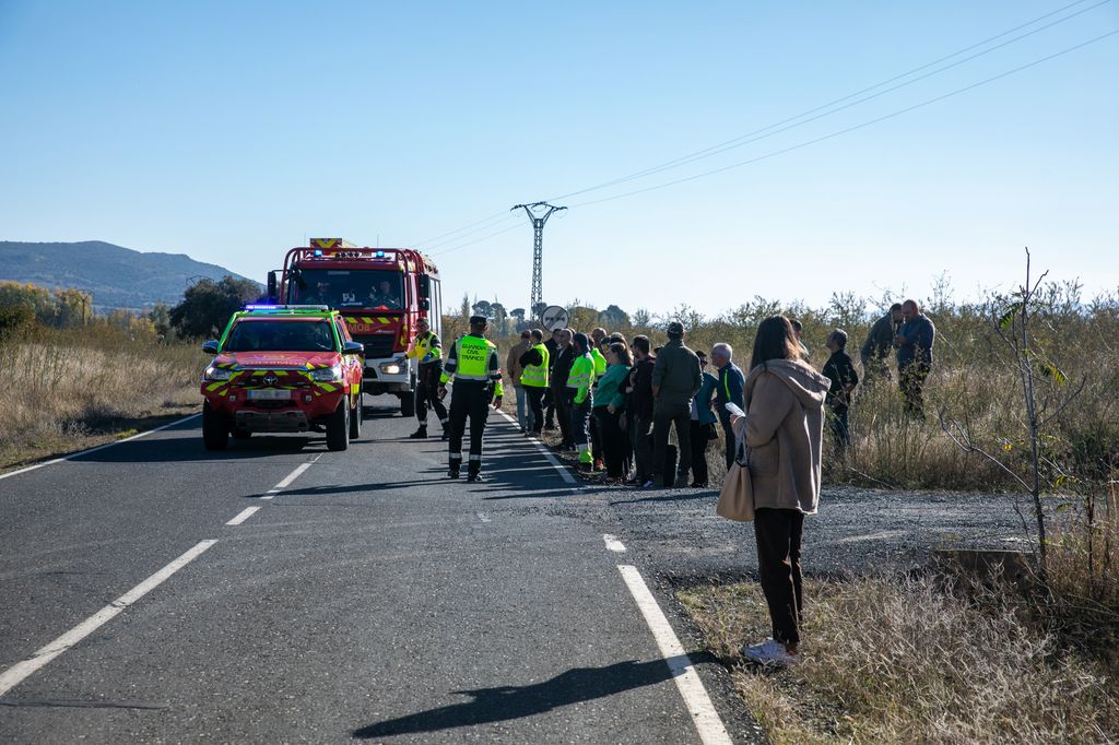 Numerosos equipos de bomberos, sanitarios y efectivos de Protección Civil se han desplazado hasta la zona para atender a los afectados y participar en las labores de rescate.