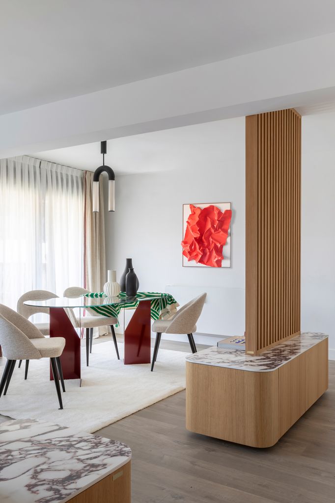 Comedor con un ligero separador a base de palillería de madera