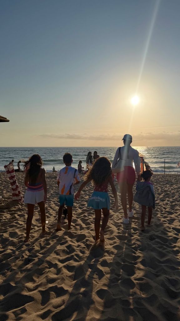 Georgina Rodríguez con sus hijos Alana, Mateo, Eva y Bella Esmeralda en la playa.