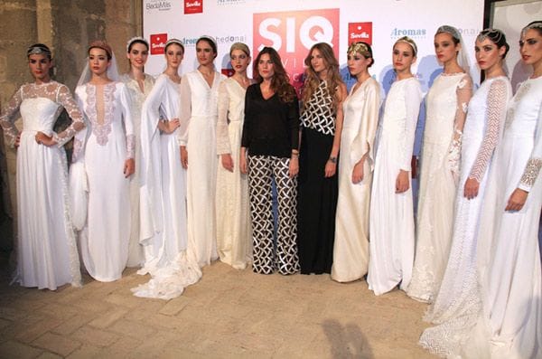 "La mujer árabe nos parecía que era el prototipo de mujer atractiva, sin enseñar mucho, sin ser ordinaria... y creo que para las novias ese es el secreto, ir guapa pero elegante", afirmó Lourdes sobre la inspiración de esta nueva colección
