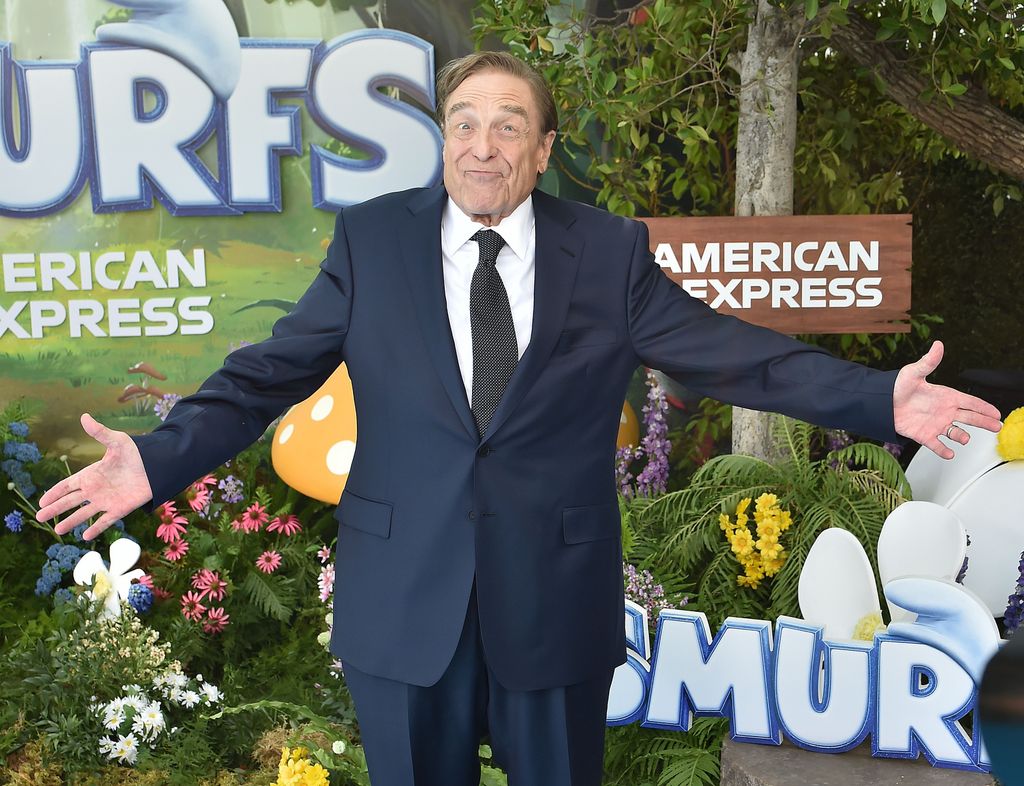 John Goodman, irreconocible en el estreno de 'Los pitufos' en Los Ángeles