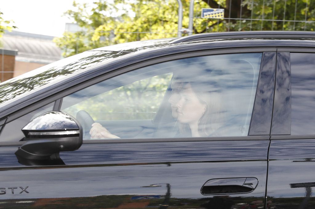 La princesa Ingrid Alexandra y el príncipe Sverre Magnus de Noruega salen del hospital Rikshospitalet, donde se encuentra ingresado el rey Harald V, en Oslo (Noruega), el 27 de agosto de 2026.