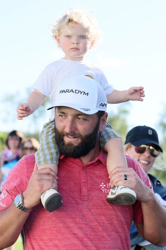 Jon Rahm con su hijo Kepa