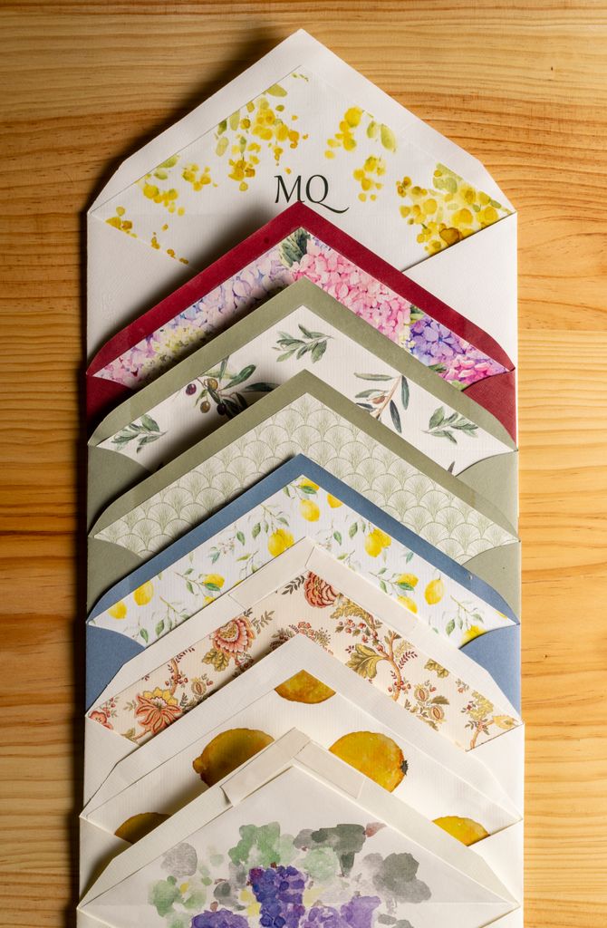 Los sobres y las invitaciones pueden variar, en todos los aspectos necesarios para ser personalizadas al 100%.